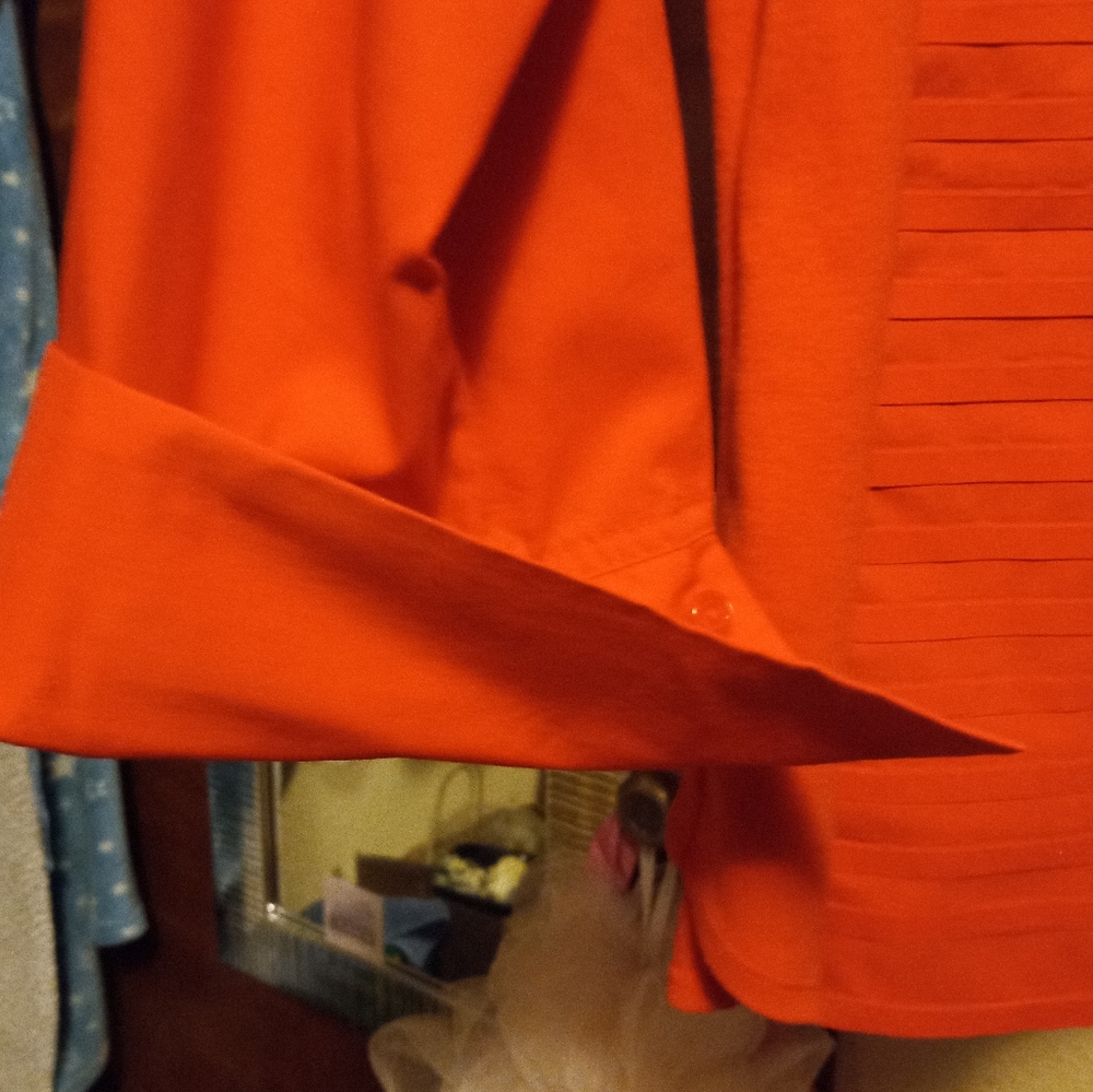 Beautiful cuffed blouse - Picture 2 of 4